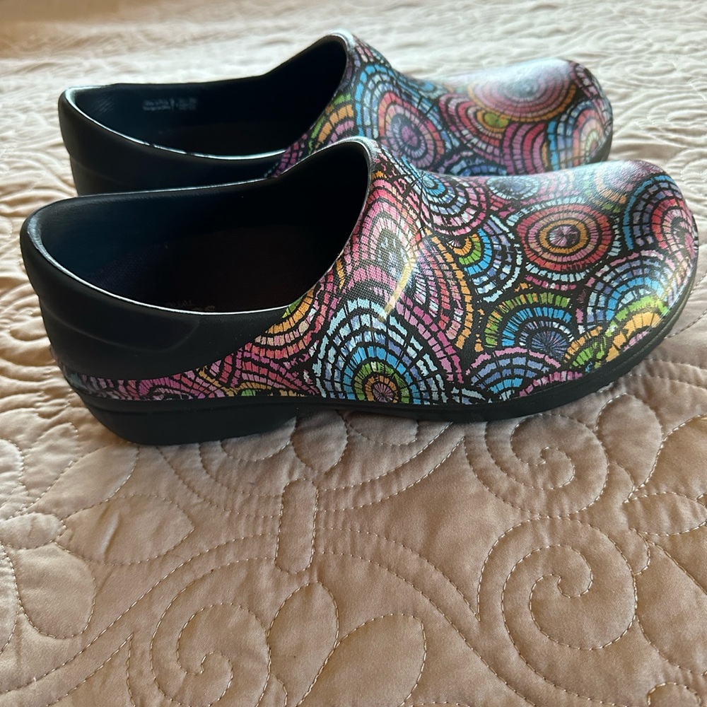 CROCS Neria Pro II Graphic SlipOn size 8 clogs. Never worn.